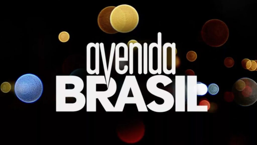 Que horas começa a novela Avenida Brasil hoje na Globo (segunda, 30/03/2026)? Logo da novela Avenida Brasil