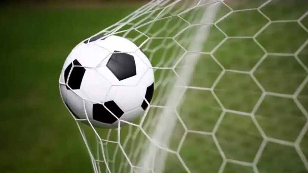Futebol ao vivo: Onde assistir aos jogos de hoje (segunda, 27/10/25)? Imagem de uma bola de futebol dentro da rede