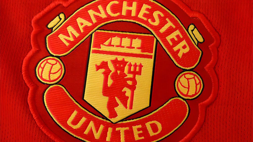 Onde assistir ao jogo do Manchester United? Saiba em qual canal vai passar Escudo do Manchester United