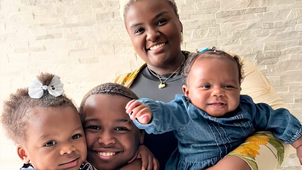 Thainá Gonçalves e seus três filhos