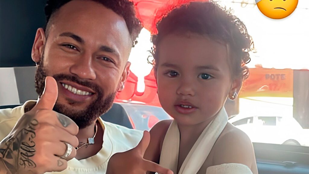 Neymar e Mavie na saída do hospital