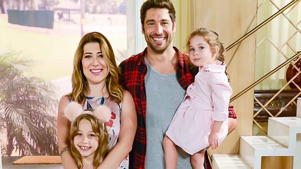 Renata Müller e Victor Pecoraro com as filhas