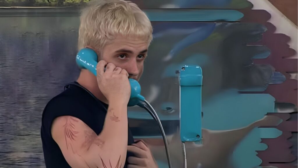 Juliano Floss atendendo o Big Fone no BBB 26