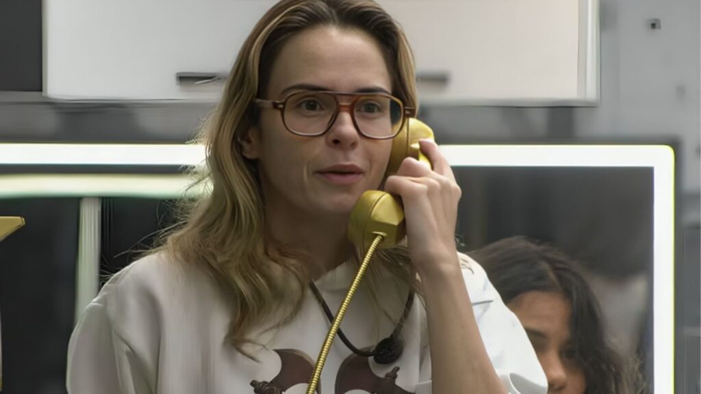 Ana Paula atendendo o Big Fone do BBB 26