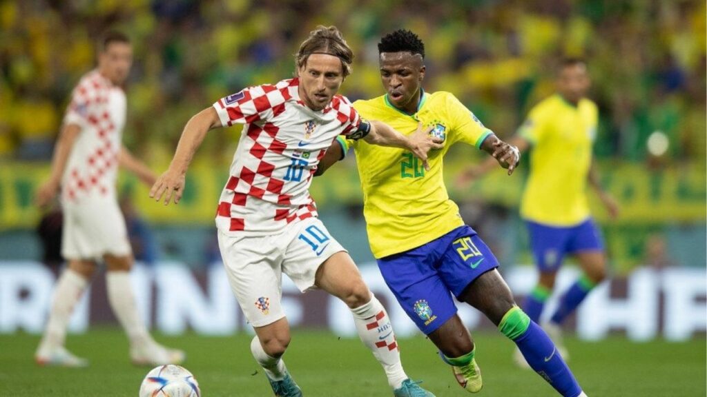 Luka Modrić e Vinicius Jr. em ação na partida entre Brasil e Croácia na Copa do Mundo de 2022 (Foto: Lucas Figueiredo/CBF)