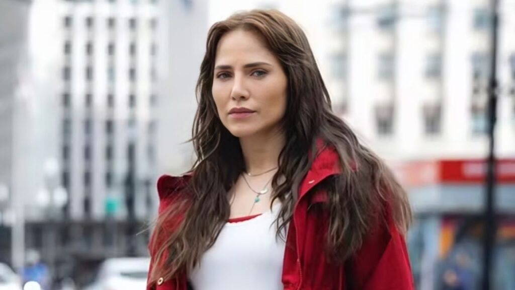 Leticia Colin como Adriana em Quem Ama Cuida