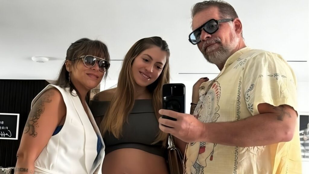 Idade, pai mafioso, esposa, filha e mais: Quem é Leandro Hassum, apresentador da Casa do Patrão Leandro Hassum com a esposa e a filha