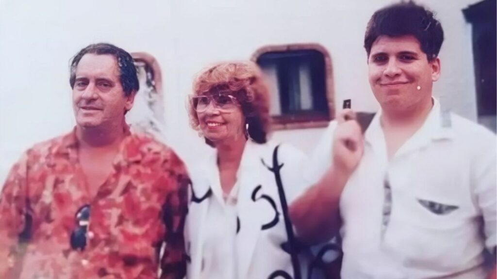 Mafioso e traficante: Quem era o pai de Leandro Hassum, apresentador da Casa do Patrão Leandro Hassum com o pai e a mãe